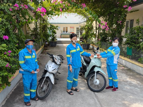 Được tặng 4 xe máy, nữ công nhân môi trường bị cướp tặng lại 2 xe cho đồng nghiệp - Ảnh 1. Được tặng 4 xe máy, nữ công nhân môi trường bị cướp tặng lại 2 xe cho đồng nghiệp - Ảnh 1.