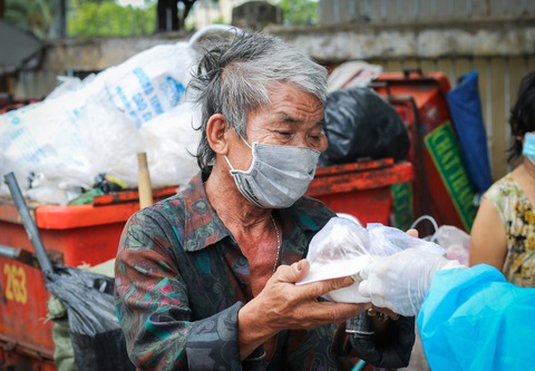 Võ sư 1 chân chở cơm khắp các nẻo đường phát cho những người nghèo thành phố - Ảnh 7. Võ sư 1 chân chở cơm khắp các nẻo đường phát cho những người nghèo thành phố - Ảnh 7.