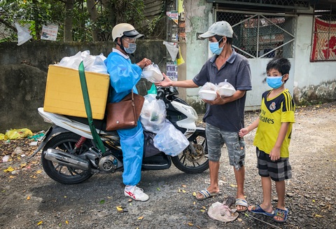 Võ sư 1 chân chở cơm khắp các nẻo đường phát cho những người nghèo thành phố - Ảnh 3. Võ sư 1 chân chở cơm khắp các nẻo đường phát cho những người nghèo thành phố - Ảnh 3.