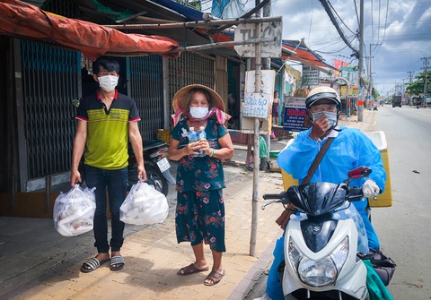 Võ sư 1 chân chở cơm khắp các nẻo đường phát cho những người nghèo thành phố - Ảnh 4. Võ sư 1 chân chở cơm khắp các nẻo đường phát cho những người nghèo thành phố - Ảnh 4.