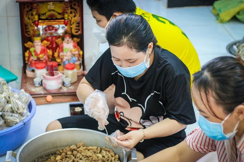 Võ sư 1 chân chở cơm khắp các nẻo đường phát cho những người nghèo thành phố - Ảnh 2. Võ sư 1 chân chở cơm khắp các nẻo đường phát cho những người nghèo thành phố - Ảnh 2.