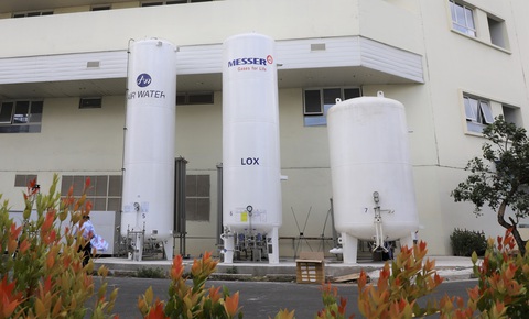Bệnh viện hồi sức COVID-19 TP.HCM được trang bị thêm hệ thống oxy và hút chân không - Ảnh 4. Bệnh viện hồi sức COVID-19 TP.HCM được trang bị thêm hệ thống oxy và hút chân không - Ảnh 4.