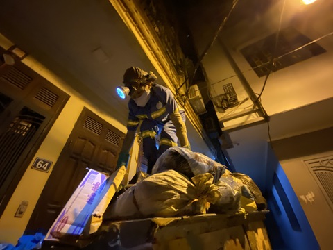 Nữ công nhân môi trường bị trấn lột trong đêm được tặng xe máy mới - Ảnh 2. Nữ công nhân môi trường bị trấn lột trong đêm được tặng xe máy mới - Ảnh 2.