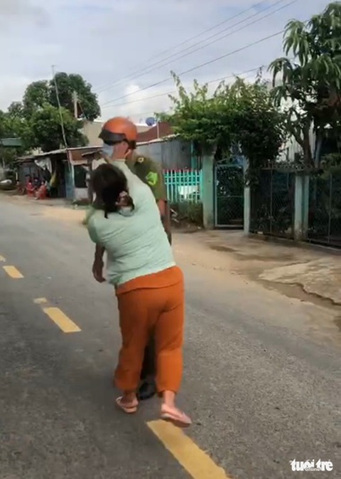Tạm giữ hình sự người vợ lao vào đánh công an xã để bênh vực chồng - Ảnh 1. Tạm giữ hình sự người vợ lao vào đánh công an xã để bênh vực chồng - Ảnh 1.