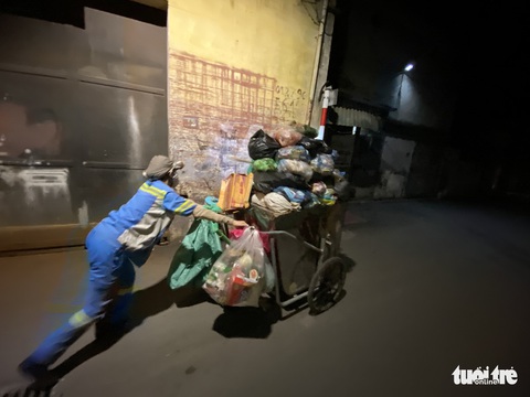 Nữ công nhân môi trường bị trấn lột xe máy: ‘Tôi van xin mà nhóm cướp không tha’ - Ảnh 3. Nữ công nhân môi trường bị trấn lột xe máy: ‘Tôi van xin mà nhóm cướp không tha’ - Ảnh 3.