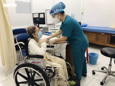Cụ bà 102 tuổi tiêm vắc xin: Tôi muốn con cháu và xã hội an toàn - Ảnh 2. Cụ bà 102 tuổi tiêm vắc xin: Tôi muốn con cháu và xã hội an toàn - Ảnh 2.