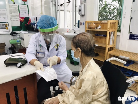 Cụ bà 102 tuổi tiêm vắc xin: Tôi muốn con cháu và xã hội an toàn - Ảnh 1. Cụ bà 102 tuổi tiêm vắc xin: Tôi muốn con cháu và xã hội an toàn - Ảnh 1.