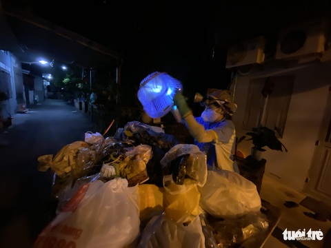 Nữ công nhân môi trường bị trấn lột xe máy: ‘Tôi van xin mà nhóm cướp không tha’ - Ảnh 4. Nữ công nhân môi trường bị trấn lột xe máy: ‘Tôi van xin mà nhóm cướp không tha’ - Ảnh 4.