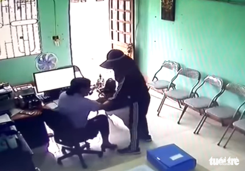 Nhân viên quỹ tín dụng kể phút đối mặt với nghi phạm cầm dao khống chế cướp tiền - Ảnh 1. Nhân viên quỹ tín dụng kể phút đối mặt với nghi phạm cầm dao khống chế cướp tiền - Ảnh 1.