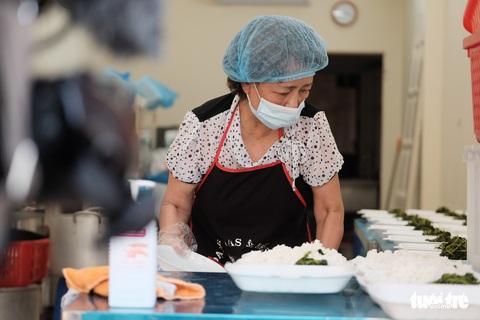U70 đỏ lửa mỗi ngày nấu cơm trưa giúp người khó khăn - Ảnh 4. U70 đỏ lửa mỗi ngày nấu cơm trưa giúp người khó khăn - Ảnh 4.