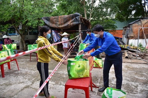 Hàng ngàn Giỏ quà nghĩa tình sẽ tiếp tục đến tay người nghèo khó - Ảnh 4. Hàng ngàn Giỏ quà nghĩa tình sẽ tiếp tục đến tay người nghèo khó - Ảnh 4.