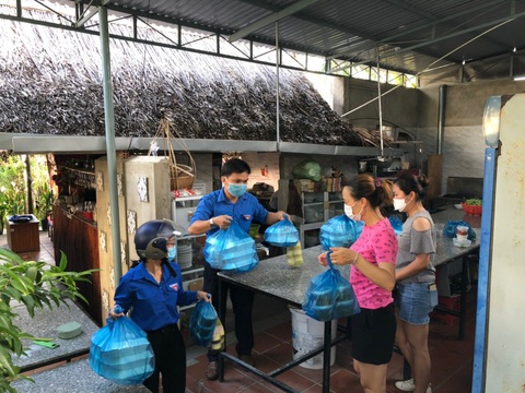 Những shipper xanh đặc biệt của Hội An - Ảnh 2. Những shipper xanh đặc biệt của Hội An - Ảnh 2.