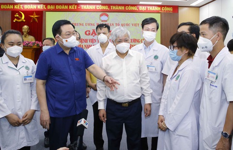 Chủ tịch Quốc hội gặp mặt cán bộ y tế trước giờ vào chi viện cho miền Nam - Ảnh 1. Chủ tịch Quốc hội gặp mặt cán bộ y tế trước giờ vào chi viện cho miền Nam - Ảnh 1.
