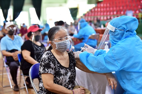 TP.HCM tiêm vắc xin miễn phí và tự nguyện - Ảnh 1. TP.HCM tiêm vắc xin miễn phí và tự nguyện - Ảnh 1.