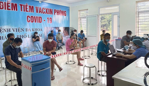 8.500 lao động, cư dân biên giới Lào Cai được tiêm vắc xin Sinopharm - Ảnh 1. 8.500 lao động, cư dân biên giới Lào Cai được tiêm vắc xin Sinopharm - Ảnh 1.