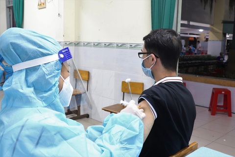 HỎI - ĐÁP về dịch COVID-19: Tiêm vắc xin ngừa COVID-19, hiệu quả bảo vệ đến đâu? - Ảnh 1. HỎI - ĐÁP về dịch COVID-19: Tiêm vắc xin ngừa COVID-19, hiệu quả bảo vệ đến đâu? - Ảnh 1.