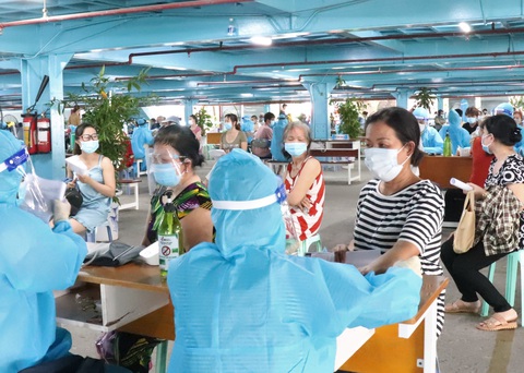 TP.HCM tiêm vắc xin miễn phí và tự nguyện - Ảnh 2. TP.HCM tiêm vắc xin miễn phí và tự nguyện - Ảnh 2.