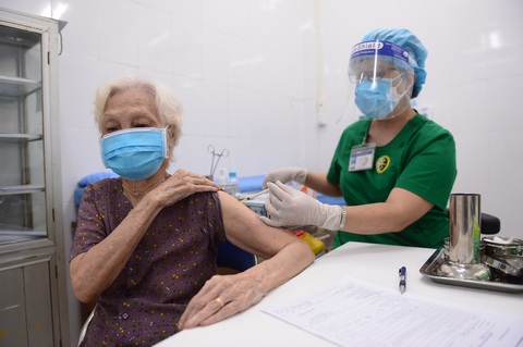 HỎI - ĐÁP về dịch COVID-19: Theo dõi tại nhà sau khi tiêm vắc xin COVID-19 ra sao? - Ảnh 1. HỎI - ĐÁP về dịch COVID-19: Theo dõi tại nhà sau khi tiêm vắc xin COVID-19 ra sao? - Ảnh 1.