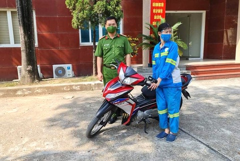 Nữ công nhân môi trường bị trấn lột trong đêm được tặng xe máy mới - Ảnh 1. Nữ công nhân môi trường bị trấn lột trong đêm được tặng xe máy mới - Ảnh 1.