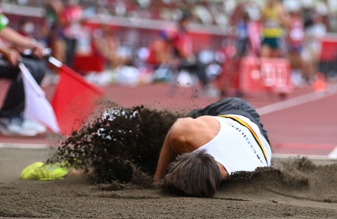Chia tay Olympic Tokyo sau cú nhảy xa “tiếp đất” bằng đầu rợn người - Ảnh 2. Chia tay Olympic Tokyo sau cú nhảy xa “tiếp đất” bằng đầu rợn người - Ảnh 2.
