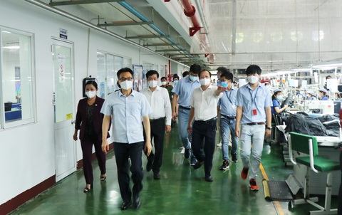 Phó thủ tướng Vũ Đức Đam kiểm tra phòng chống dịch COVID-19 tại Bình Phước - Ảnh 4. Phó thủ tướng Vũ Đức Đam kiểm tra phòng chống dịch COVID-19 tại Bình Phước - Ảnh 4.