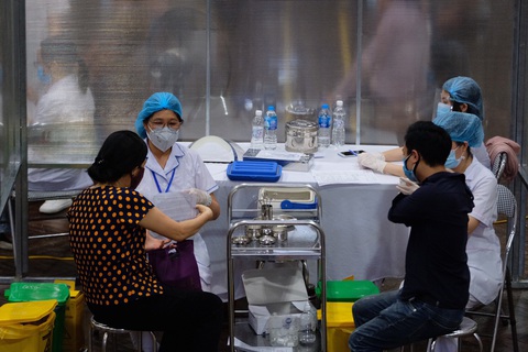 Hà Nội thêm các ca COVID-19 là nhân viên giao hàng, bán hàng - Ảnh 1.