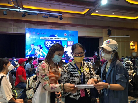 Hỗ trợ người Việt ở Malaysia tiêm vắc xin - Ảnh 1. Hỗ trợ người Việt ở Malaysia tiêm vắc xin - Ảnh 1.