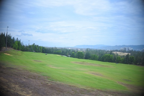 Vụ 2 quan chức đi đánh golf giữa dịch: Sân golf đóng cửa, cơ quan chức năng không thể làm việc - Ảnh 1. Vụ 2 quan chức đi đánh golf giữa dịch: Sân golf đóng cửa, cơ quan chức năng không thể làm việc - Ảnh 1.