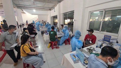 Vắc xin đã rời kho đến nhanh, nhiều hơn với công nhân ở Bình Dương - Ảnh 2. Vắc xin đã rời kho đến nhanh, nhiều hơn với công nhân ở Bình Dương - Ảnh 2.