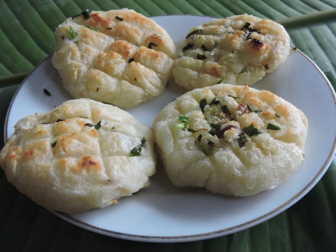Thơm nồng nàn bánh sắn nướng - món ngon lưu dấu tuổi thơ - Ảnh 5. Thơm nồng nàn bánh sắn nướng - món ngon lưu dấu tuổi thơ - Ảnh 5.