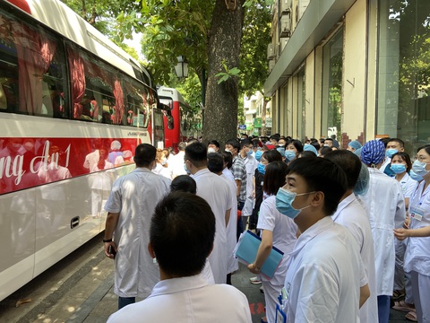 Phố Tràng Thi rộn rã tiễn 300 chiến sĩ áo trắng thủ đô lên đường giúp miền Nam chống dịch - Ảnh 9. Phố Tràng Thi rộn rã tiễn 300 chiến sĩ áo trắng thủ đô lên đường giúp miền Nam chống dịch - Ảnh 9.