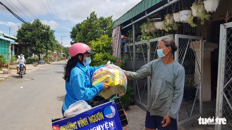Theo chân shipper áo xanh đi chợ hộ bà con biên giới - Ảnh 1. Theo chân shipper áo xanh đi chợ hộ bà con biên giới - Ảnh 1.