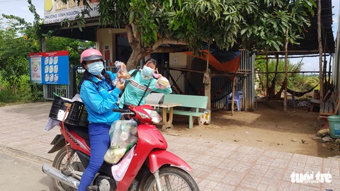 Theo chân shipper áo xanh đi chợ hộ bà con biên giới - Ảnh 3. Theo chân shipper áo xanh đi chợ hộ bà con biên giới - Ảnh 3.