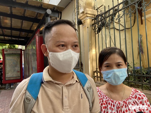 Phố Tràng Thi rộn rã tiễn 300 chiến sĩ áo trắng thủ đô lên đường giúp miền Nam chống dịch - Ảnh 3. Phố Tràng Thi rộn rã tiễn 300 chiến sĩ áo trắng thủ đô lên đường giúp miền Nam chống dịch - Ảnh 3.