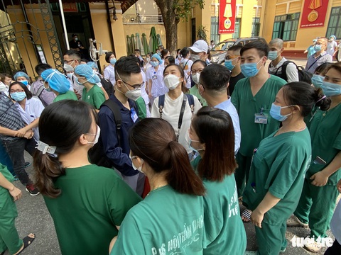Phố Tràng Thi rộn rã tiễn 300 chiến sĩ áo trắng thủ đô lên đường giúp miền Nam chống dịch - Ảnh 8. Phố Tràng Thi rộn rã tiễn 300 chiến sĩ áo trắng thủ đô lên đường giúp miền Nam chống dịch - Ảnh 8.