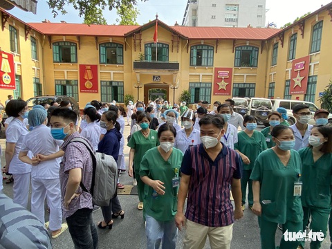 Phố Tràng Thi rộn rã tiễn 300 chiến sĩ áo trắng thủ đô lên đường giúp miền Nam chống dịch - Ảnh 1. Phố Tràng Thi rộn rã tiễn 300 chiến sĩ áo trắng thủ đô lên đường giúp miền Nam chống dịch - Ảnh 1.