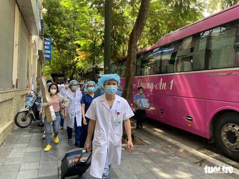 Phố Tràng Thi rộn rã tiễn 300 chiến sĩ áo trắng thủ đô lên đường giúp miền Nam chống dịch - Ảnh 6. Phố Tràng Thi rộn rã tiễn 300 chiến sĩ áo trắng thủ đô lên đường giúp miền Nam chống dịch - Ảnh 6.