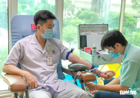 TP.HCM vận động 12.000 người hiến máu nhân đạo trước nguy cơ thiếu máu trầm trọng - Ảnh 1. TP.HCM vận động 12.000 người hiến máu nhân đạo trước nguy cơ thiếu máu trầm trọng - Ảnh 1.