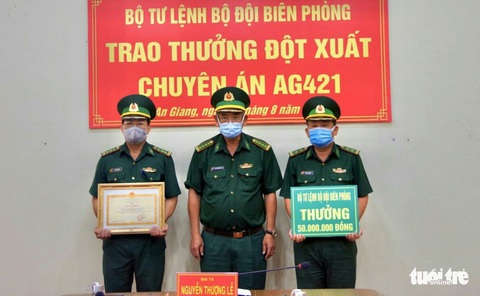Trao thưởng 50 triệu đồng cho Biên phòng Tịnh Biên đã bắt vụ 5kg vàng - Ảnh 1. Trao thưởng 50 triệu đồng cho Biên phòng Tịnh Biên đã bắt vụ 5kg vàng - Ảnh 1.