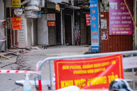 Hà Nội cách ly khu dân cư 900 hộ và 2.800 người vì 18 ca nhiễm COVID-19 - Ảnh 1. Hà Nội cách ly khu dân cư 900 hộ và 2.800 người vì 18 ca nhiễm COVID-19 - Ảnh 1.