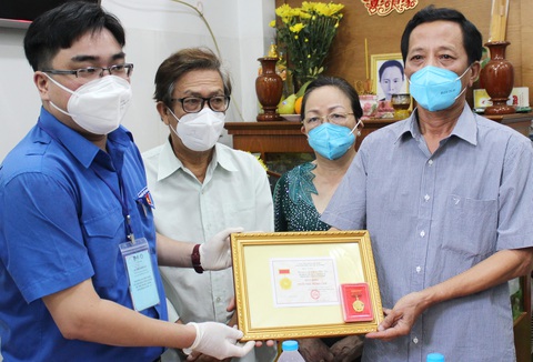 Truy tặng huy hiệu ‘Tuổi trẻ dũng cảm’ cho đại úy Phan Tấn Tài - Ảnh 1. Truy tặng huy hiệu ‘Tuổi trẻ dũng cảm’ cho đại úy Phan Tấn Tài - Ảnh 1.