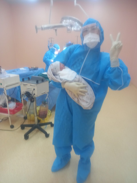 Mẹ là F0, bé trai chào đời trong Bệnh viện dã chiến tỉnh Gia Lai - Ảnh 2. Mẹ là F0, bé trai chào đời trong Bệnh viện dã chiến tỉnh Gia Lai - Ảnh 2.