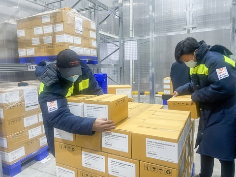 Thêm gần 600.000 liều vắc xin AstraZeneca về đến sân bay Tân Sơn Nhất - Ảnh 1. Thêm gần 600.000 liều vắc xin AstraZeneca về đến sân bay Tân Sơn Nhất - Ảnh 1.