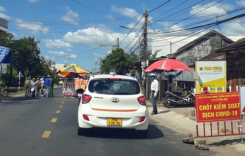Phú Yên: quét mã QR để qua chốt kiểm soát dịch COVID-19 - Ảnh 1. Phú Yên: quét mã QR để qua chốt kiểm soát dịch COVID-19 - Ảnh 1.