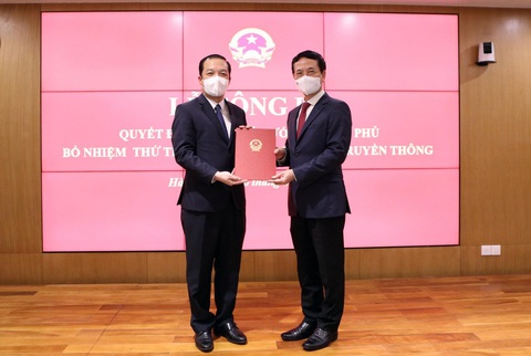 Bộ Giao thông vận tải, Thông tin và truyền thông có thứ trưởng mới - Ảnh 4. Bộ Giao thông vận tải, Thông tin và truyền thông có thứ trưởng mới - Ảnh 4.