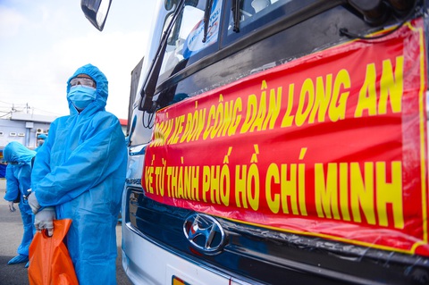 Chuyến xe nghĩa tình đưa người dân Long An về quê - Ảnh 2. Chuyến xe nghĩa tình đưa người dân Long An về quê - Ảnh 2.