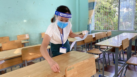 Thi tốt nghiệp THPT đợt 2: Thí sinh ăn ở ngay tại trường thi, được thầy cô tiếp sức - Ảnh 1. Thi tốt nghiệp THPT đợt 2: Thí sinh ăn ở ngay tại trường thi, được thầy cô tiếp sức - Ảnh 1.