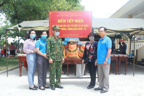 Đập heo đất tiền dưỡng già mua 1 tấn gạo gửi vào các khu cách ly tập trung - Ảnh 2. Đập heo đất tiền dưỡng già mua 1 tấn gạo gửi vào các khu cách ly tập trung - Ảnh 2.