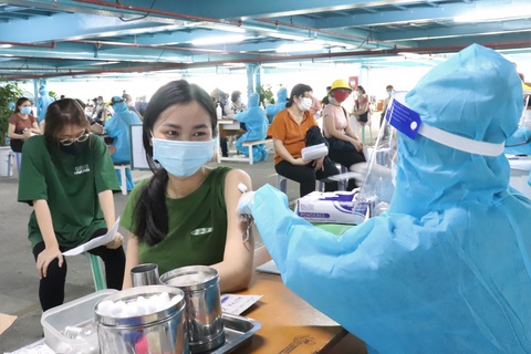 TP.HCM: Hơn 1,5 triệu người được tiêm vắc xin trong nửa tháng - Ảnh 1. TP.HCM: Hơn 1,5 triệu người được tiêm vắc xin trong nửa tháng - Ảnh 1.