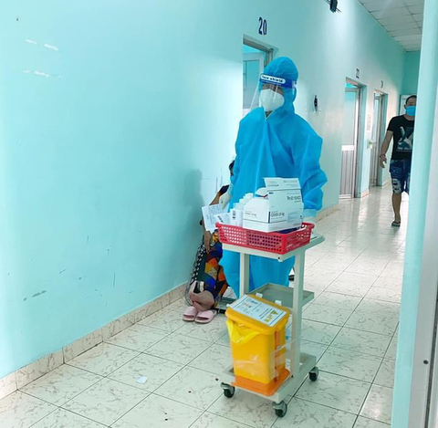 F0 nặng vừa về nhà kể chuyện rưng rưng lần đầu tiên ăn ổ bánh mì của bác sĩ - Ảnh 1. F0 nặng vừa về nhà kể chuyện rưng rưng lần đầu tiên ăn ổ bánh mì của bác sĩ - Ảnh 1.